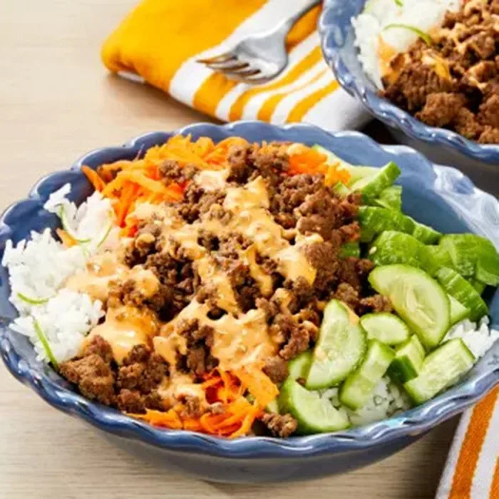 Cuencos de banh mi de carne de res con mayonesa de Sriracha, zanahoria y pepino encurtido