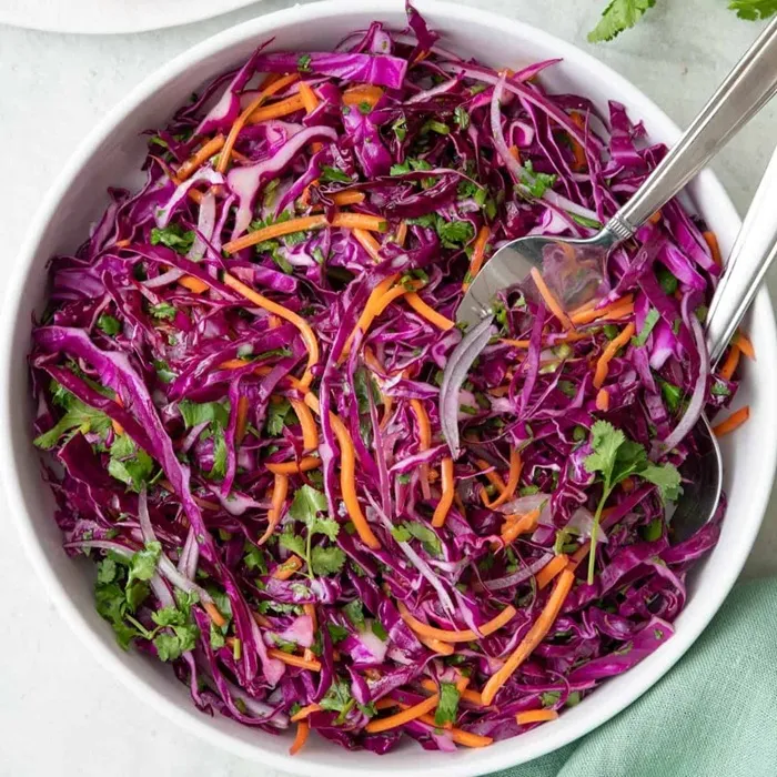 Insalata fresca di carote, cavolo e cipolla