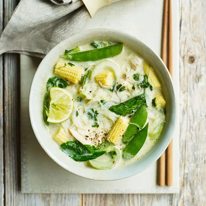 Sopa tailandesa verde de pollo