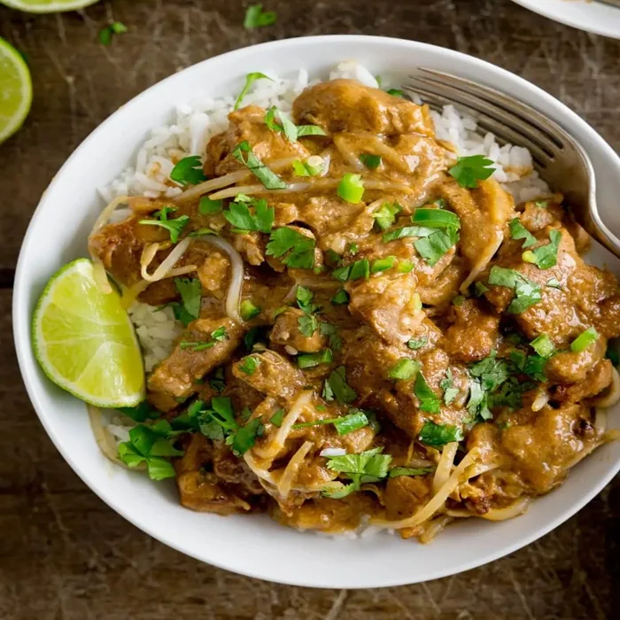 Curry tailandés de cerdo y maníes