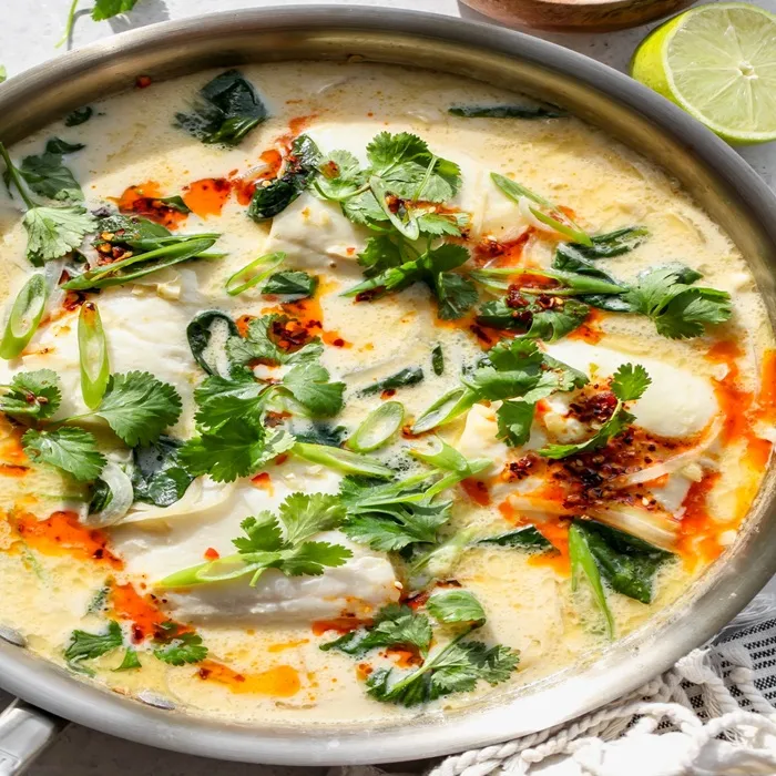 Caldo de pescado al estilo tailandés con verduras