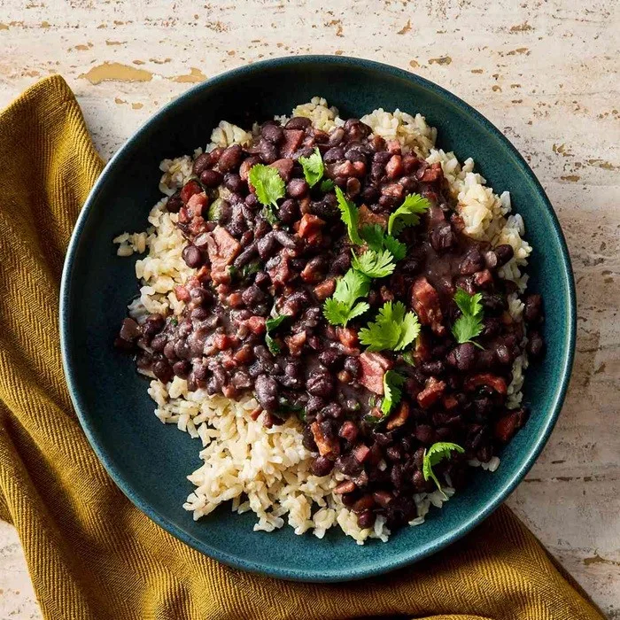 Guiso de frijoles negros y carne: feijoada